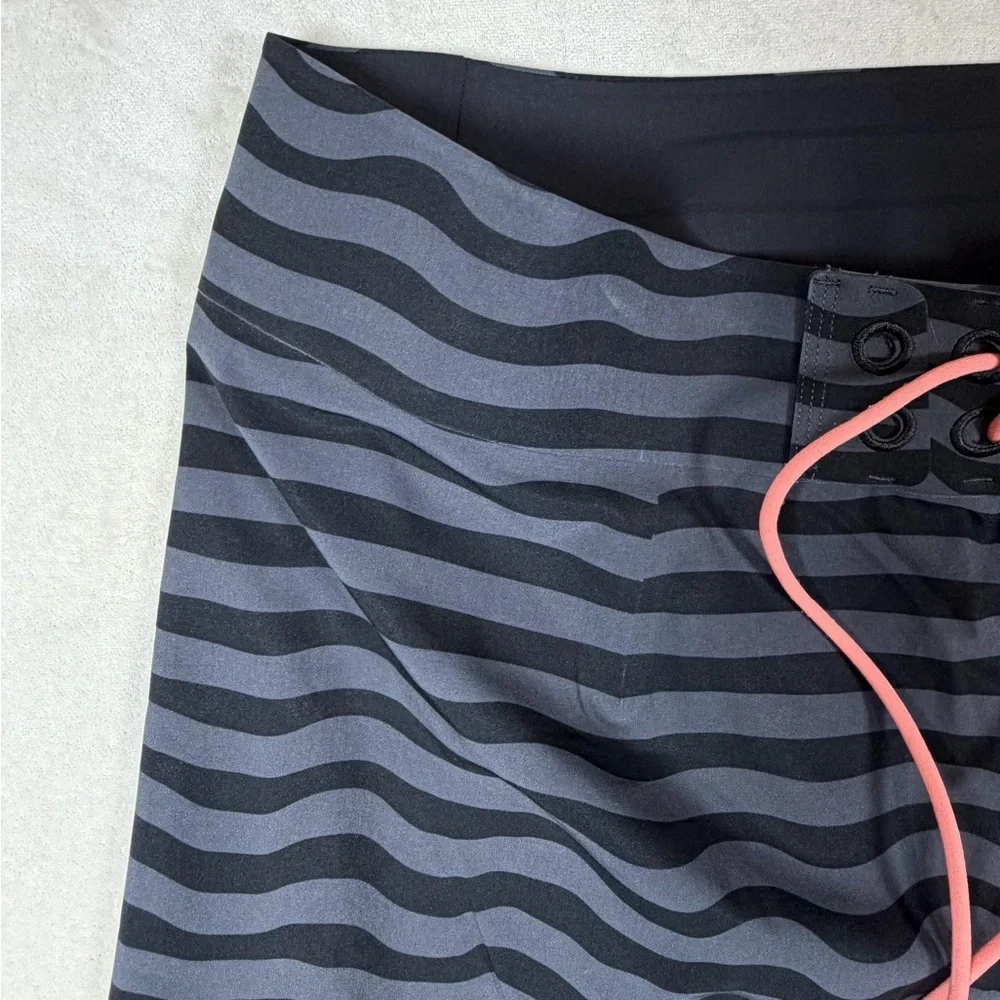 Lululemon Athletica Size Large Black and Gray Wave Pattern Men's Swim Shorts